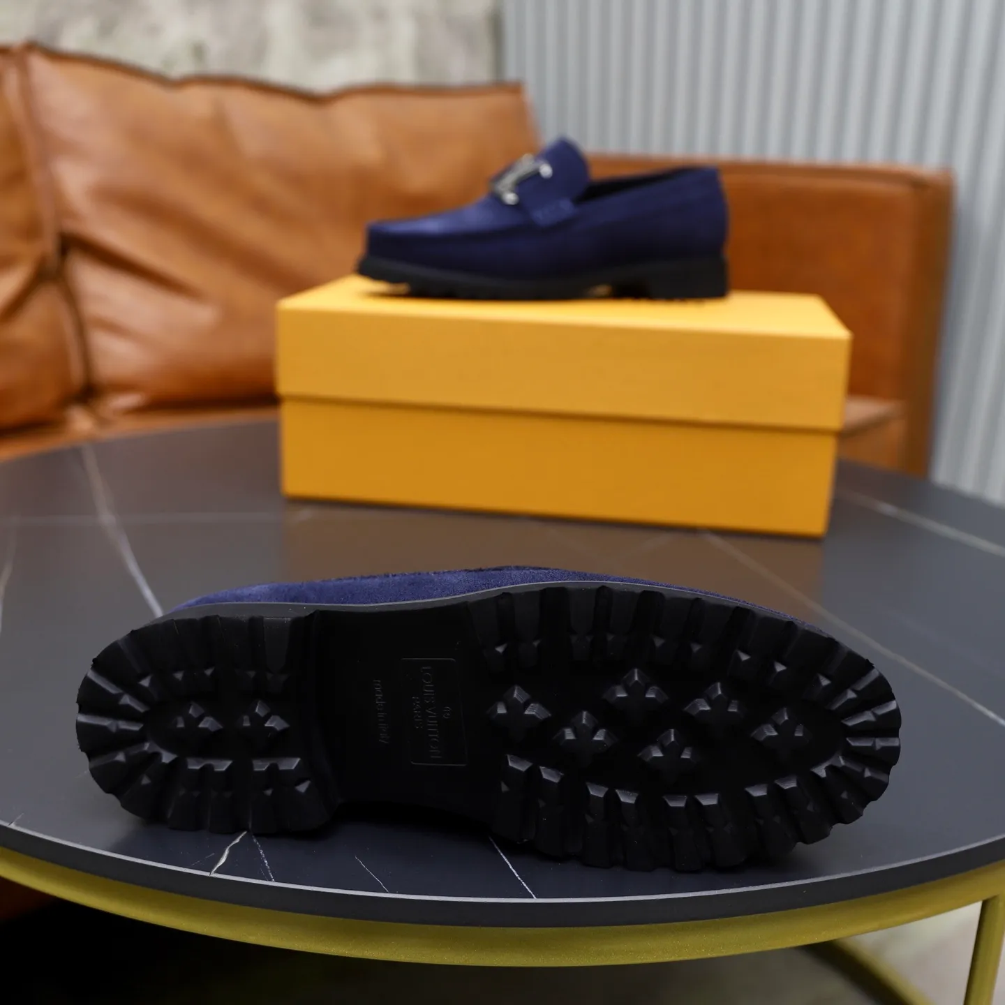 Ex-factory price: 600💰Louis Vuitton LV men's classic Oxford shoes, men's business formal boutique leather shoes, classic style, almond kernel exquisite toe, ultimate art, the whole shoe is made of imported cow leather (open edge beads), carefully selected, fine pores, excellent gloss, soft texture, strong toughness, durable and not easy to deform, apricot fetal cowhide leather lining, soft and comfortable, sweat-absorbent and breathable. Foam outsole, original box and dust bag packaging! Size: 38–44 (45/46 customized)